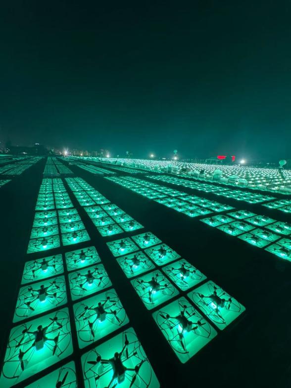 高巨创新同日挑战两项无人机吉尼斯纪录，科技与艺术完美融合