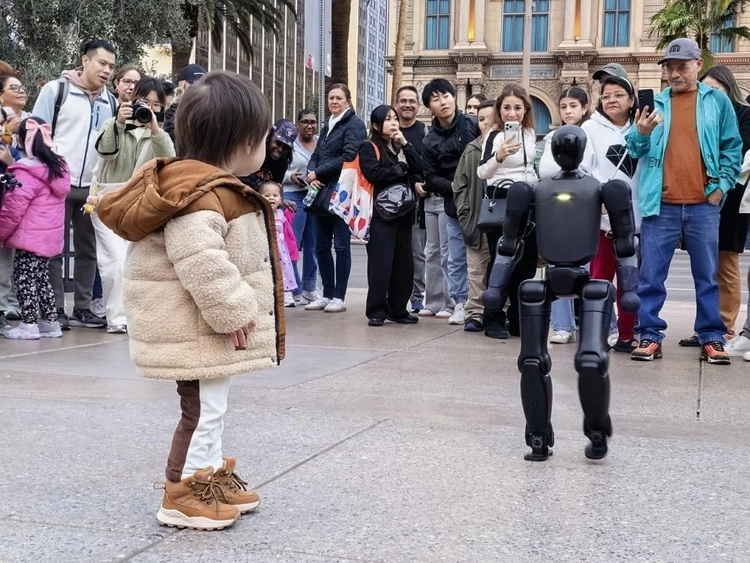 全球首款个人机器人亮相，开启人形机器人实用化新纪元