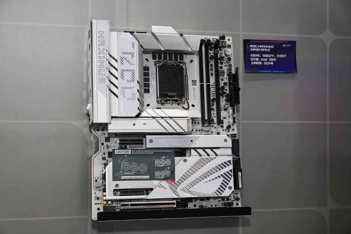 ROG玩+乐园亮相BW2025，超频与背置主板引领硬件新体验