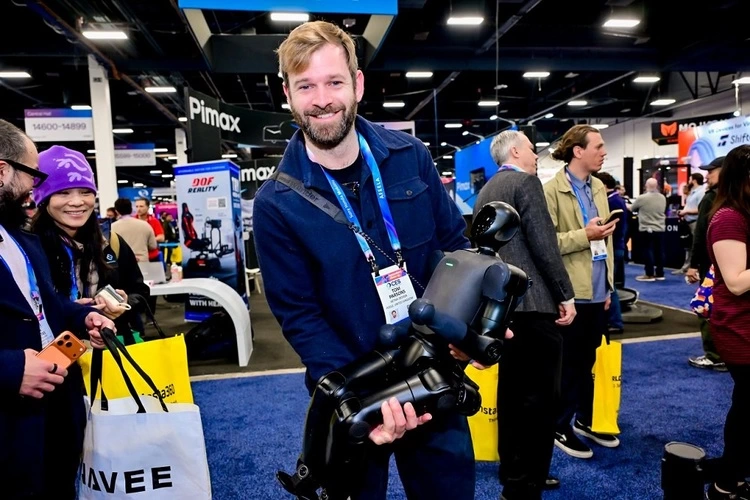 全球首款个人机器人亮相，开启人形机器人实用化新纪元