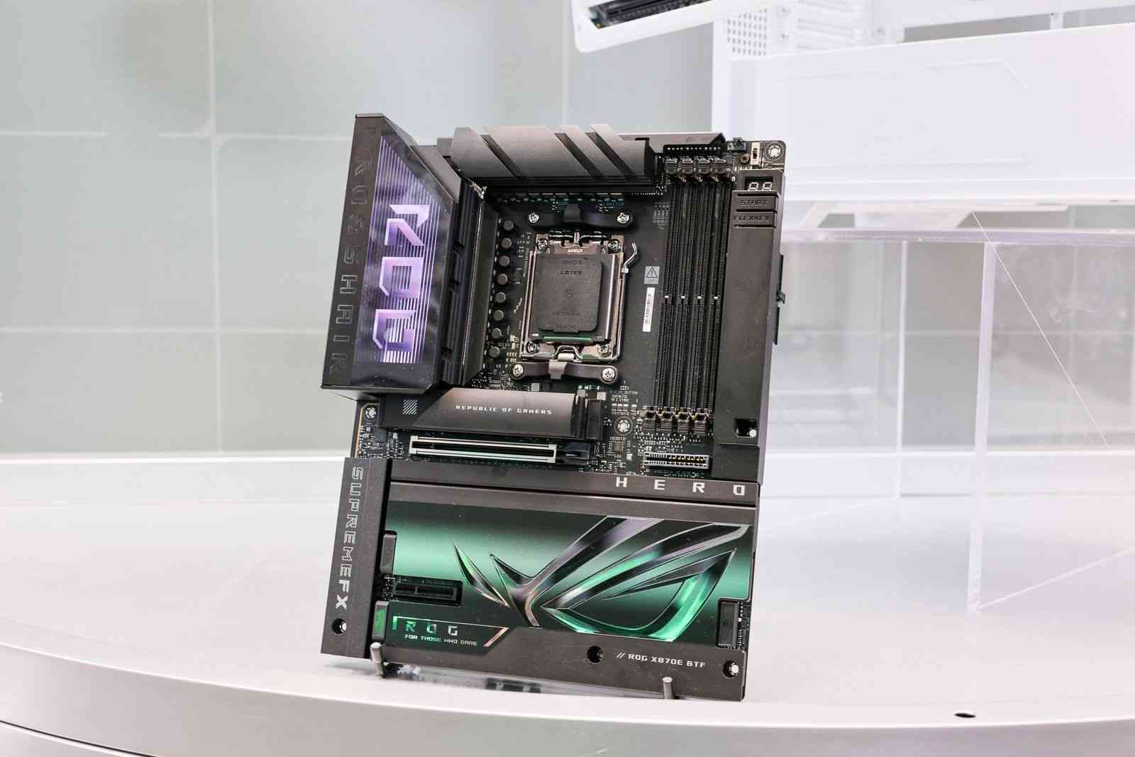 ROG玩+乐园亮相BW2025，超频与背置主板引领硬件新体验