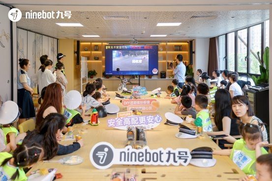 沉浸式交通安全公开课：亲子互动实践，共筑出行安全防线