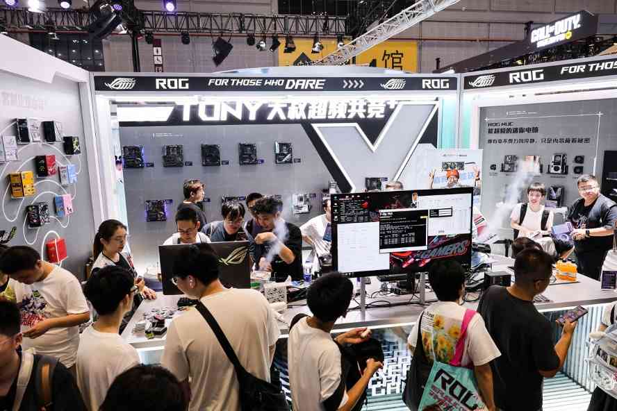 ROG玩+乐园亮相BW2025，超频与背置主板引领硬件新体验