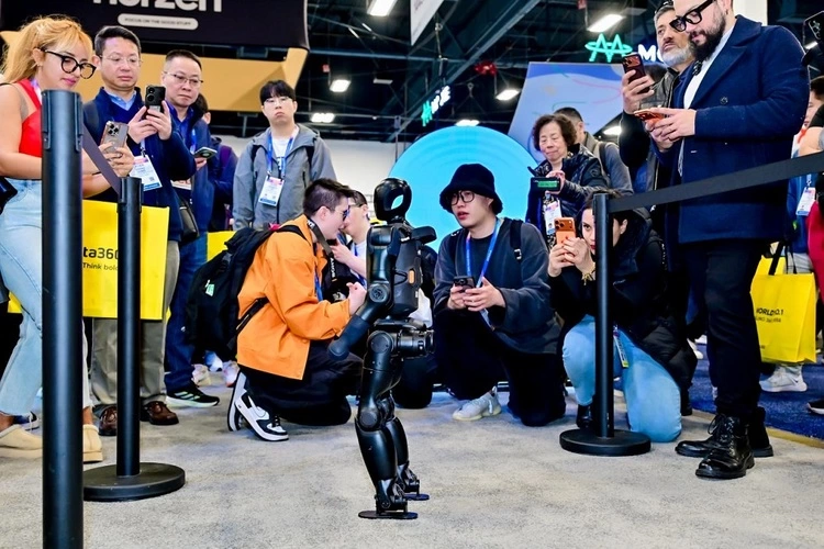 全球首款个人机器人亮相，开启人形机器人实用化新纪元