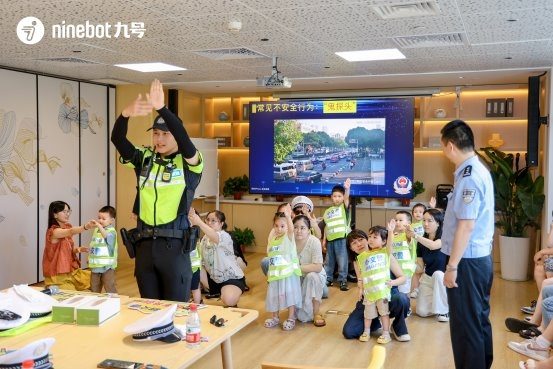 沉浸式交通安全公开课：亲子互动实践，共筑出行安全防线