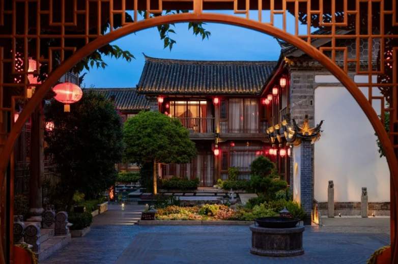 庭午，蝉没收了时间